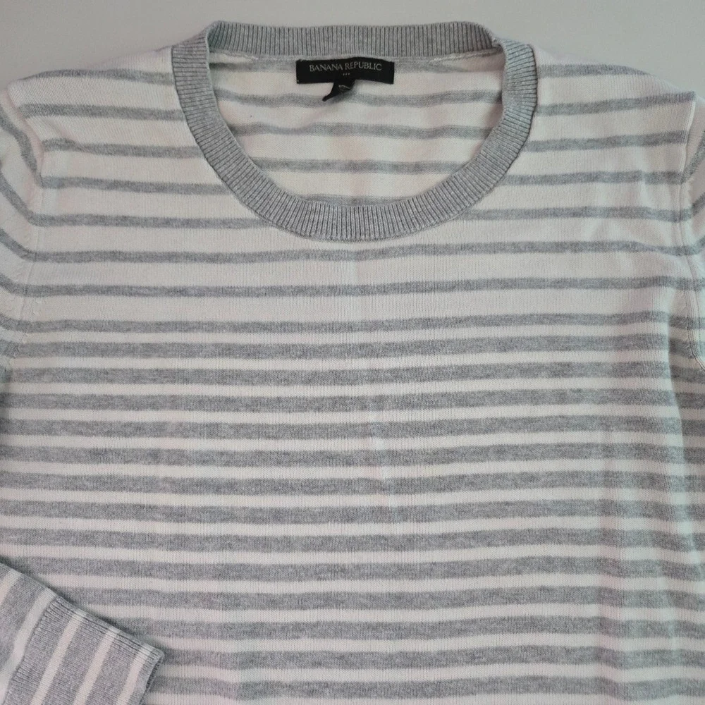 Banana Republic Mens Medium Gray White Striped Crewneck Knit Sweater Cotton